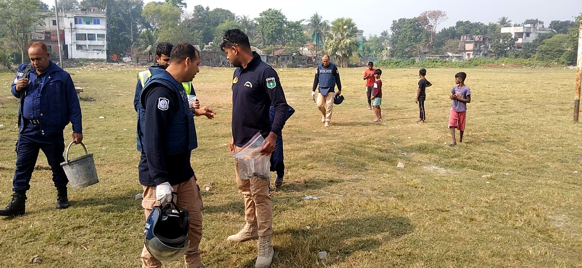 কালীগঞ্জে ১৬টি ককটেল ধ্বংস করল বোমা ডিসপোজাল ইউনিট