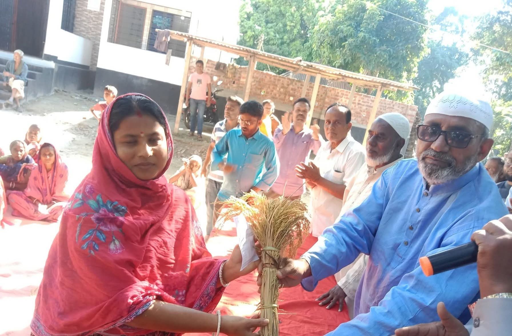খানসামায় ব্যাপক গণসংযোগ: উন্নয়ন ও পরিবর্তনের কথা বললেন সাবেক এমপি আখতারুজ্জামান মিয়া