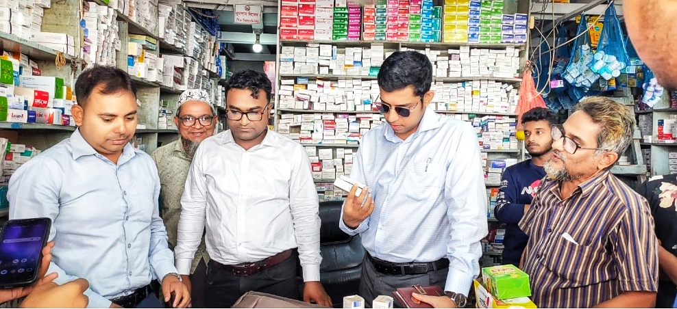 আগৈলঝাড়ায় ভ্রাম্যমাণ আদালতের অভিযানে সাত ফার্মেসীর জরিমানা ২৫ হাজার টাকা