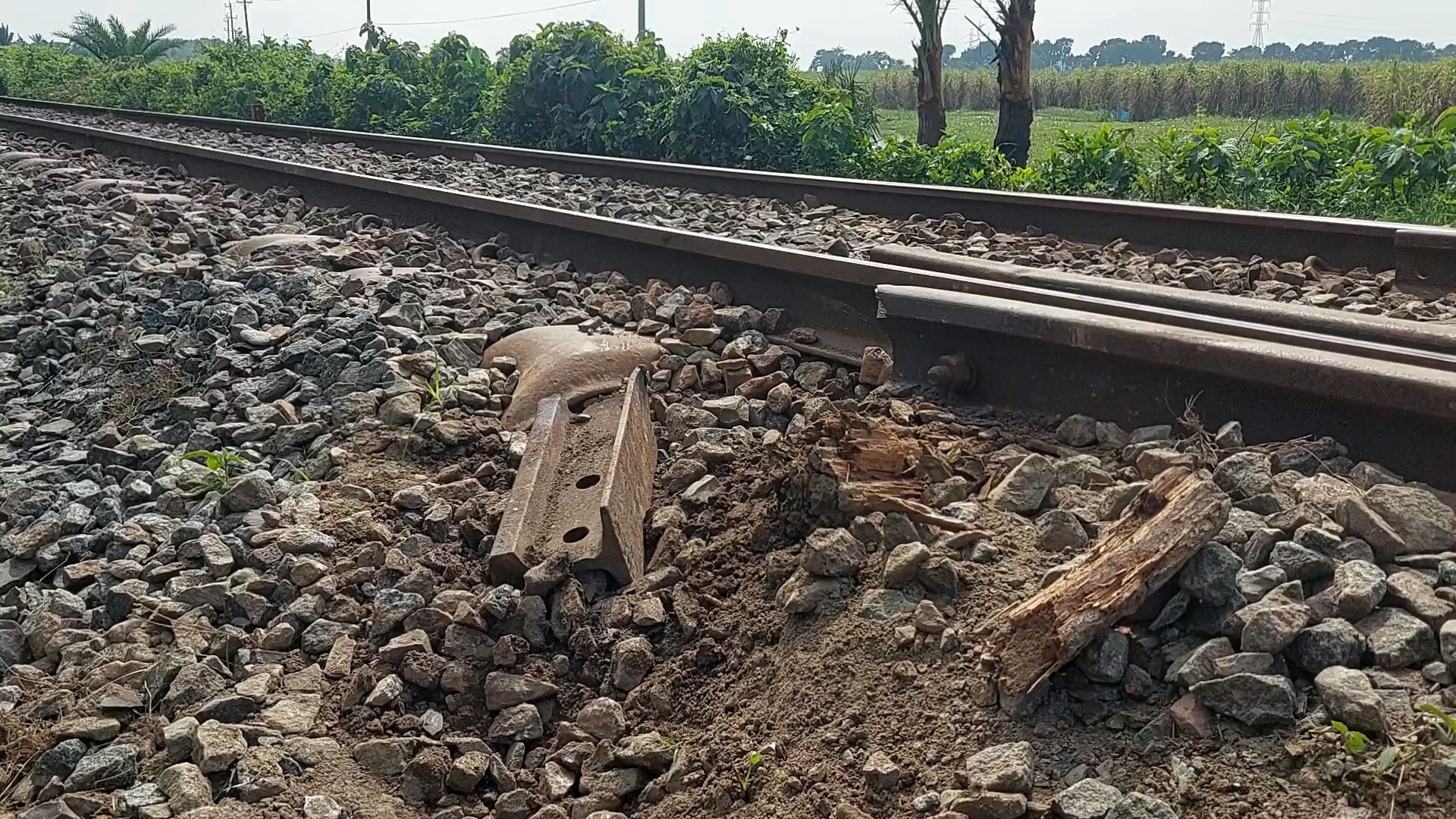 কালীগঞ্জে ট্রেনের লাগেজভ্যানের স্প্রিং ভেঙে ১ ঘণ্টা ট্রেন চলাচল ব্যাহত