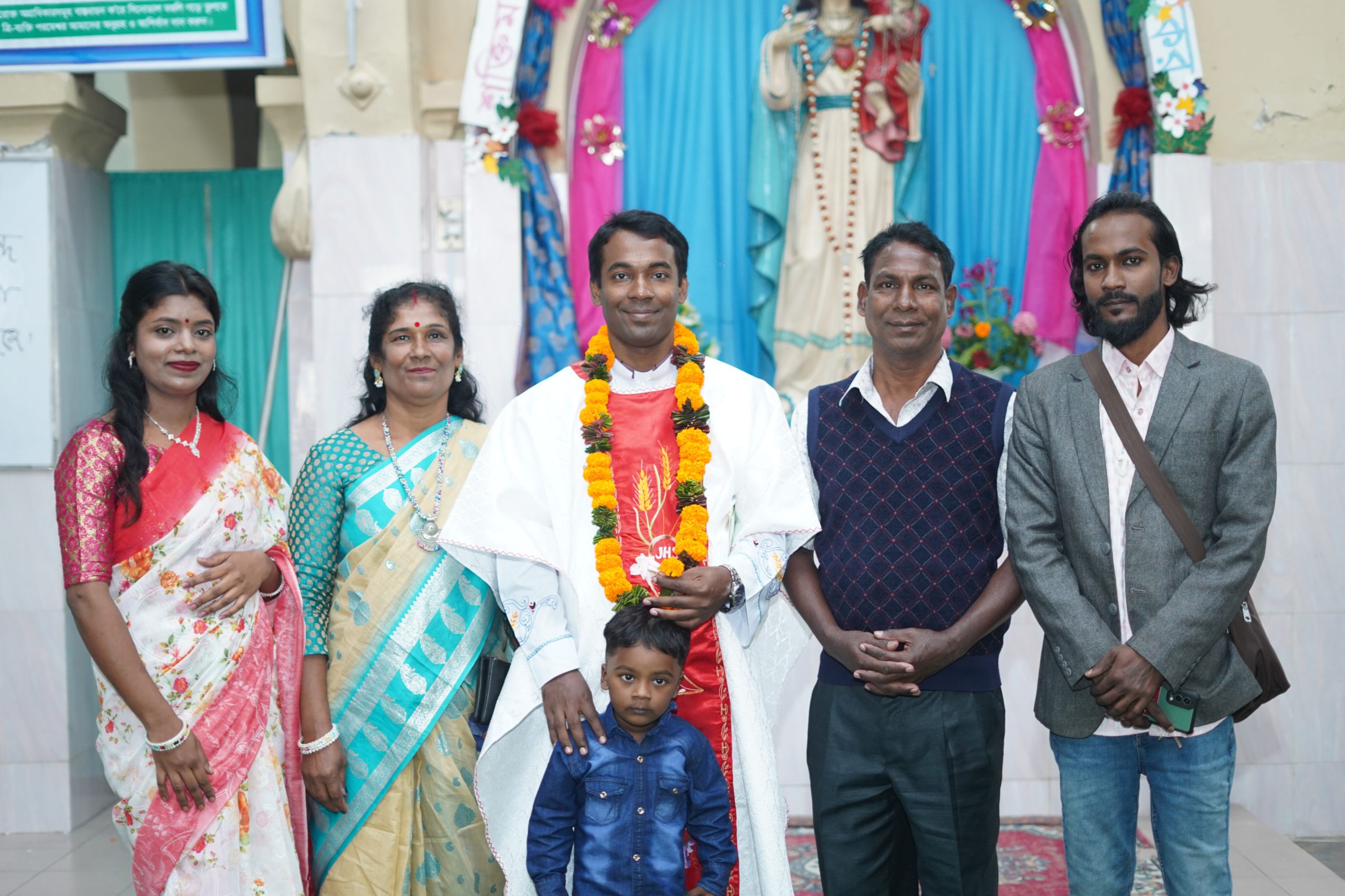 বড়াইগ্রাম উপজেলায় জোনাইলের পারবোর্ণী গ্রামে ২৯ বছর পরে ফাদার হলেন আলবার্ট বকুল ক্রুশ