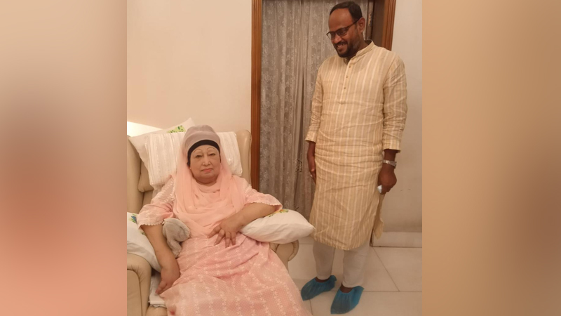 খালেদা জিয়াকে আমন্ত্রণ পত্র দিলেন টাঙ্গাইল-৫ আসনের মনোনয়ন প্রত্যাশী টুকু