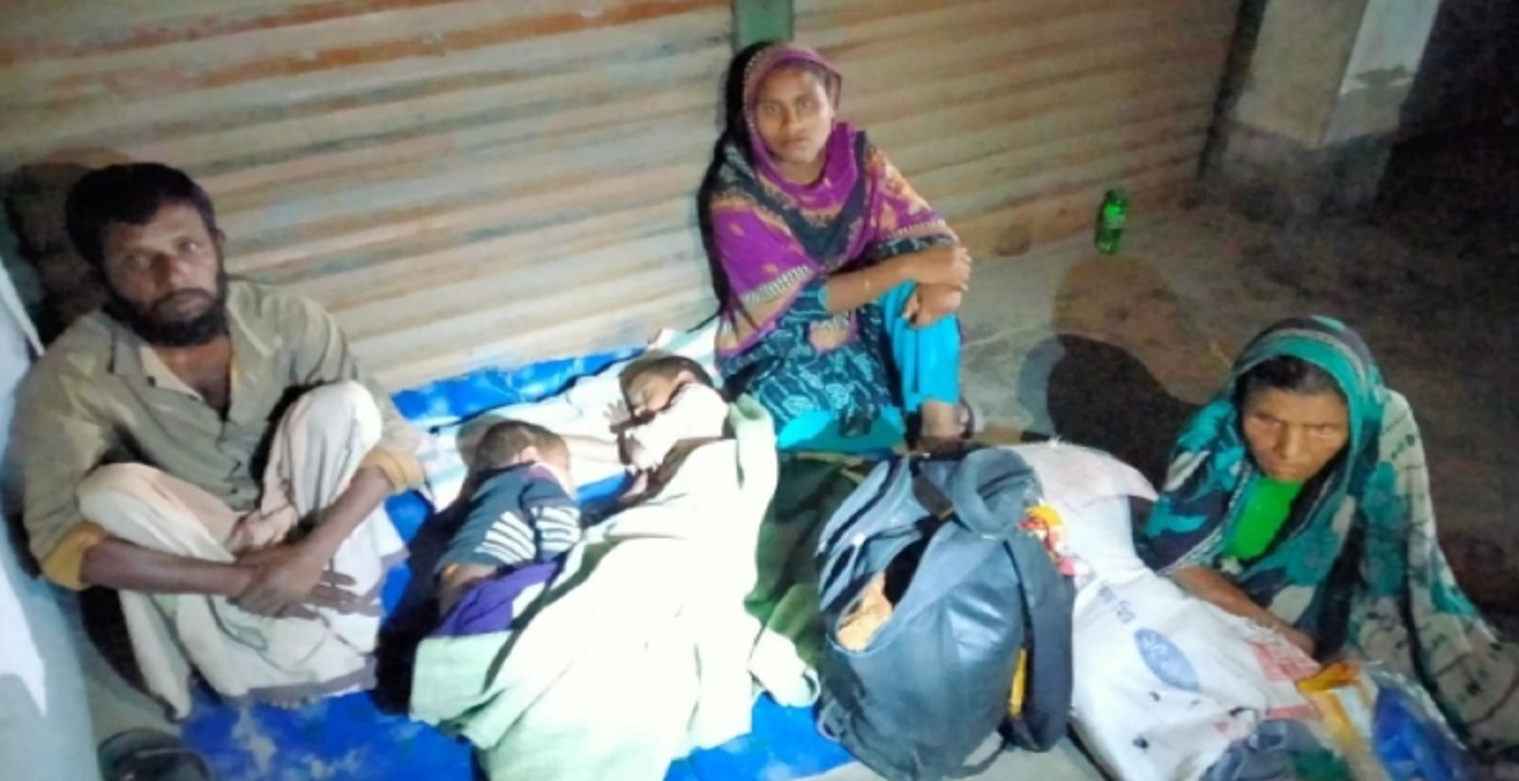 নিজের জায়গা না থাকায় কবরস্থানের পাশে থাকতাম : মানবেতর জীবন যাপন ভূরুঙ্গামারীতে শহিদুলের পরিবারের
