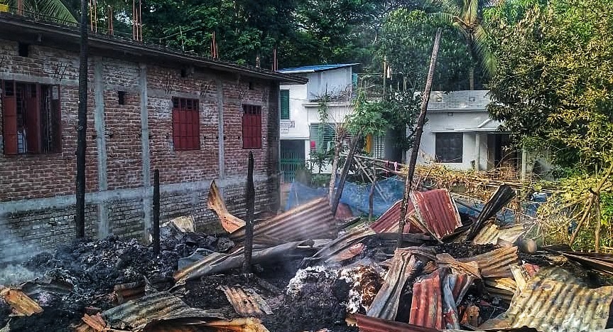 বরিশালের উজিরপুরে জমি বিরোধে হামলা, রাতে বসতঘরে আগুন
