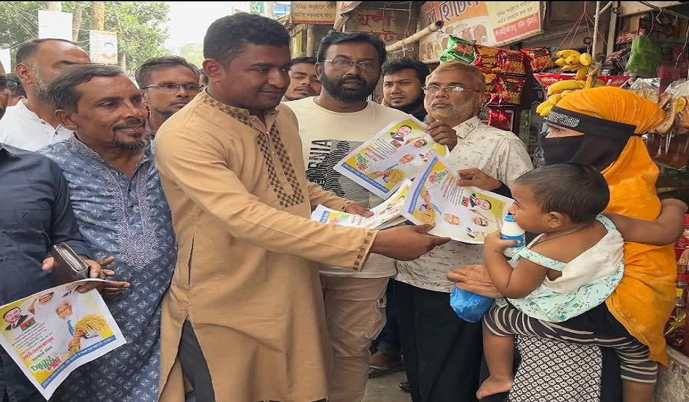 বাউফল পৌর শহরে বিএনপির নেতা ইন্জিঃ ফারুখ আহমেদ তালুকদার পক্ষে লিফলেট বিতরন