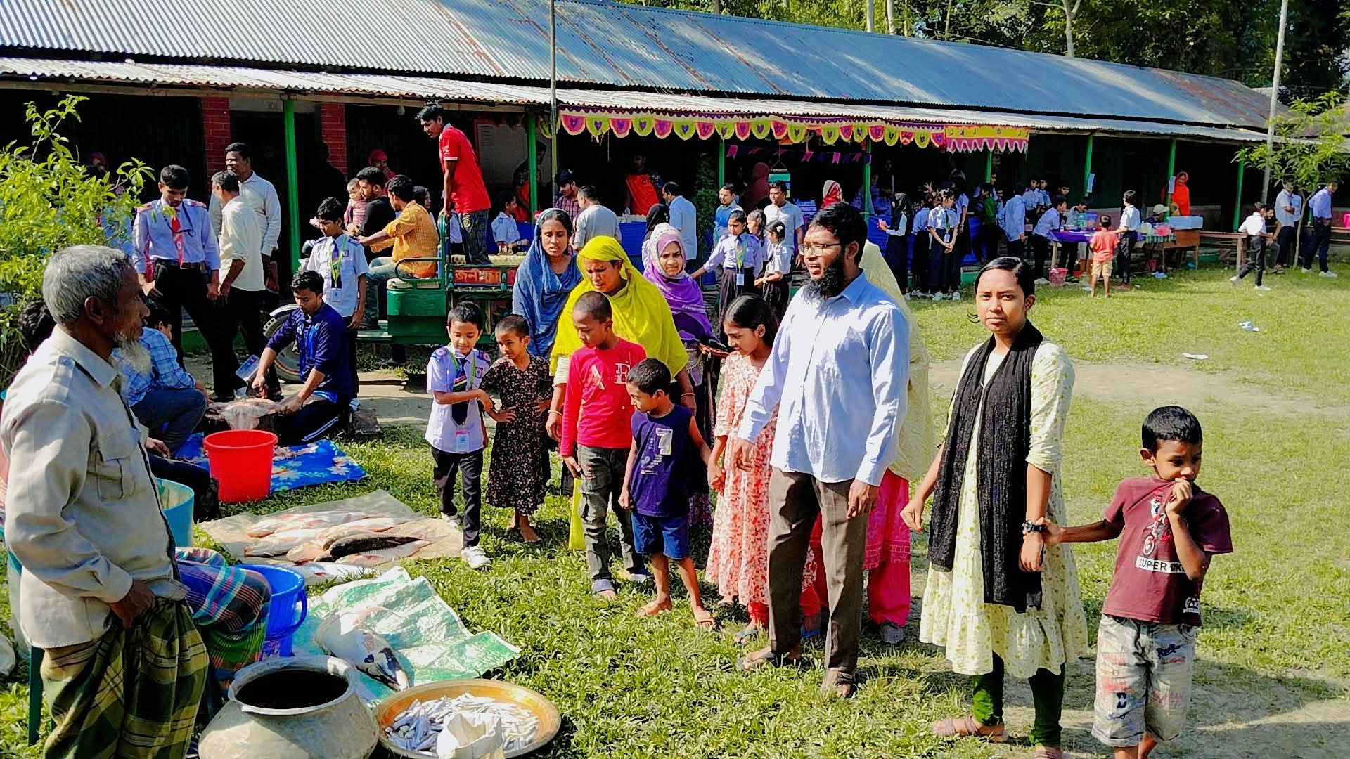 গাইবান্ধা শিক্ষার্থীদের উদ্যোগে সাশ্রয়ী মূল্য ১ দিনের বাজার