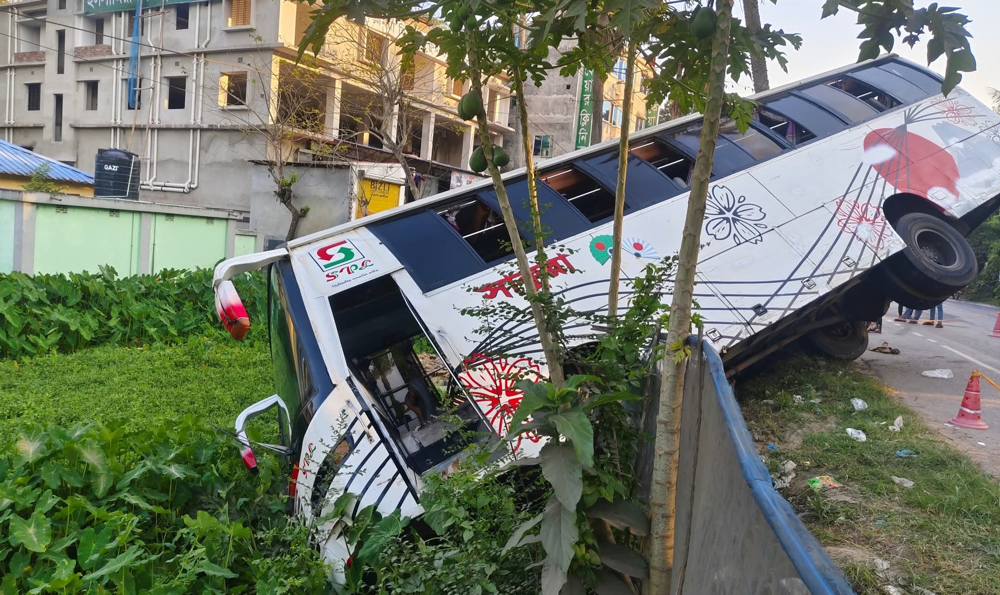 মোটরসাইকেল চালককে বাঁচাতে গিয়ে খাঁদের মধ্যে সাকুরা