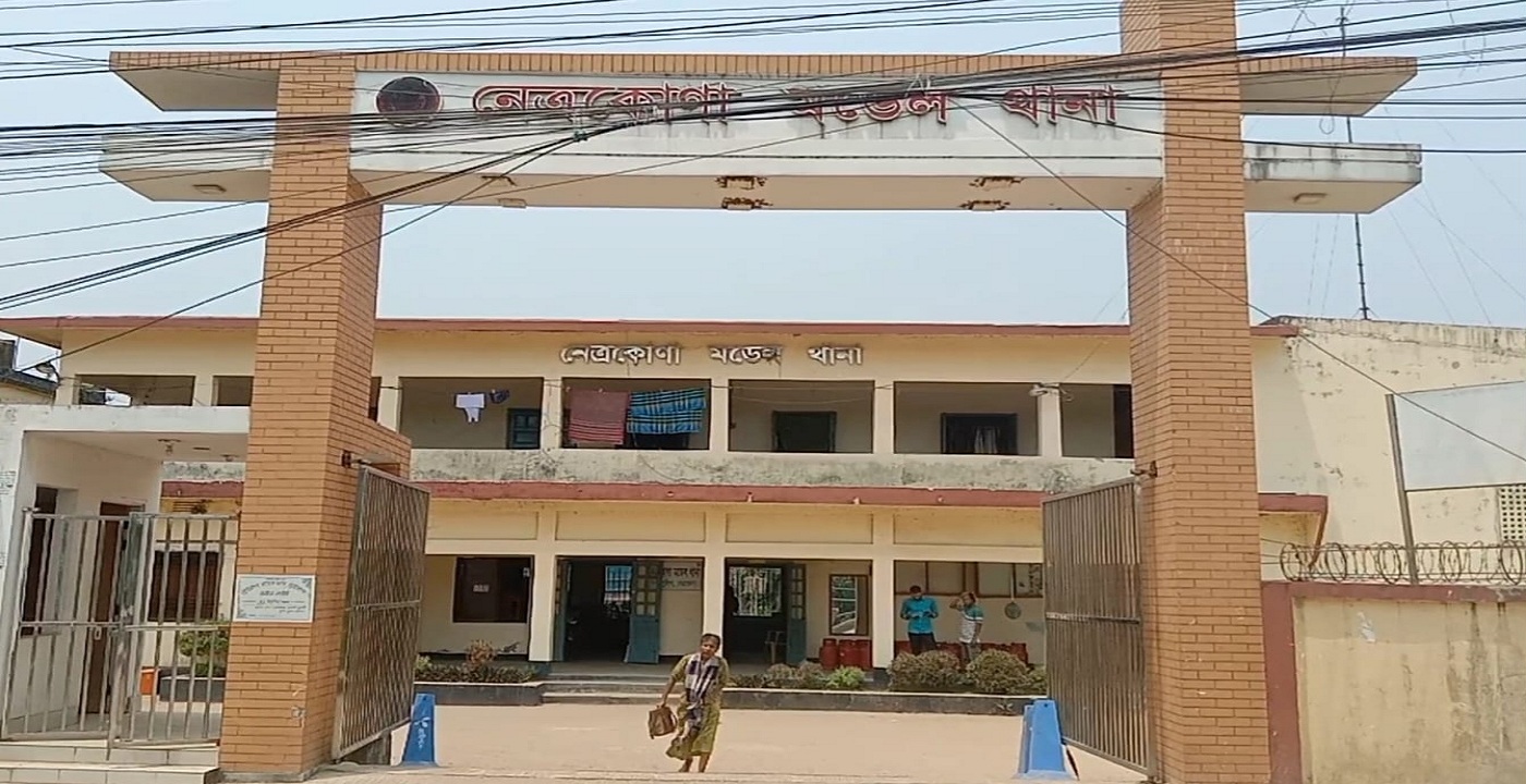 নেত্রকোণায় বাস চাপায় অটোরিকশা চালকের মৃ’ত্যু ৫ জন আহত