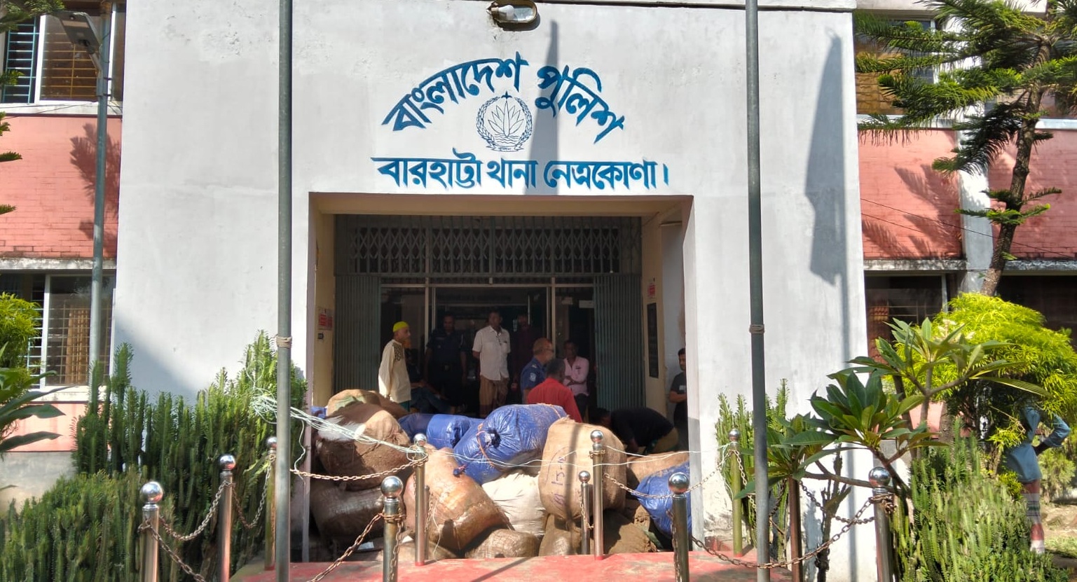 বারহাট্টায় বিপুল পরিমাণ ভারতীয় পণ্যসহ কাভার্ড ভ্যান জব্দ, আটক ২