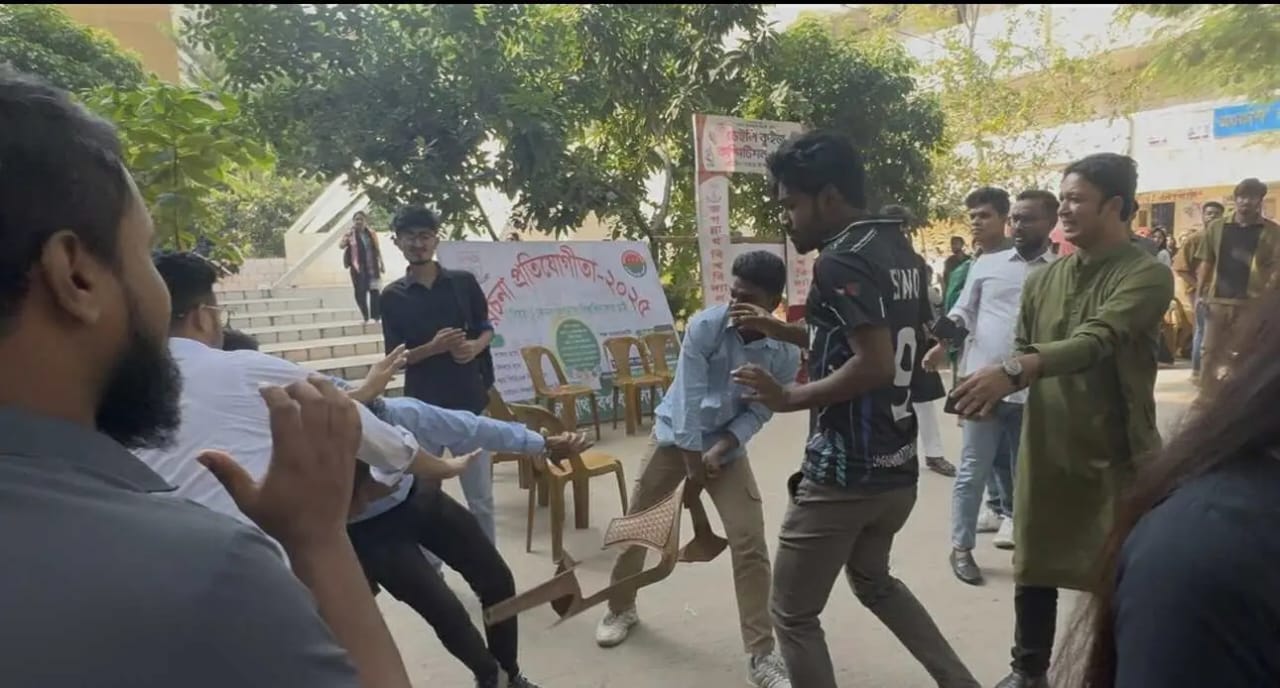 জগন্নাথ বিশ্ববিদ্যালয়ে ছাত্রদলের দুই গ্রুপের সংঘর্ষে শিক্ষকসহ আহত ১২