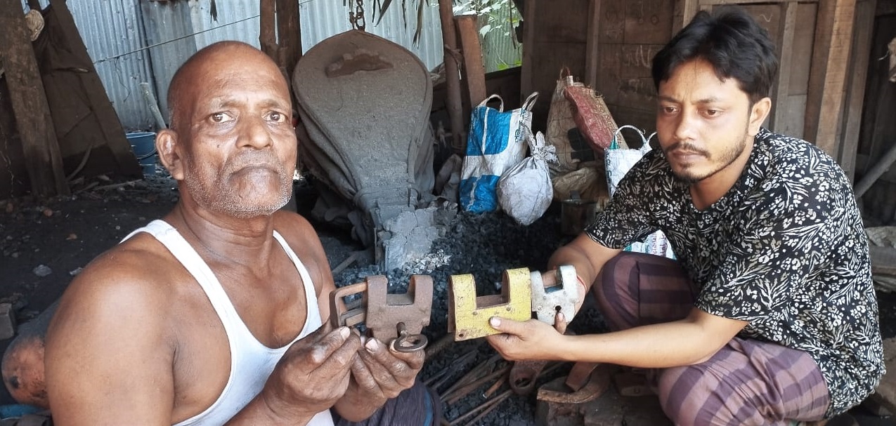 শতবর্ষী ঐতিহ্য লোহার তৈরি তালা বিলিনের পথে, নামে মাত্র টিকে আছে ইন্দুরহাটের গুটিকয়েক কামারের হাতে