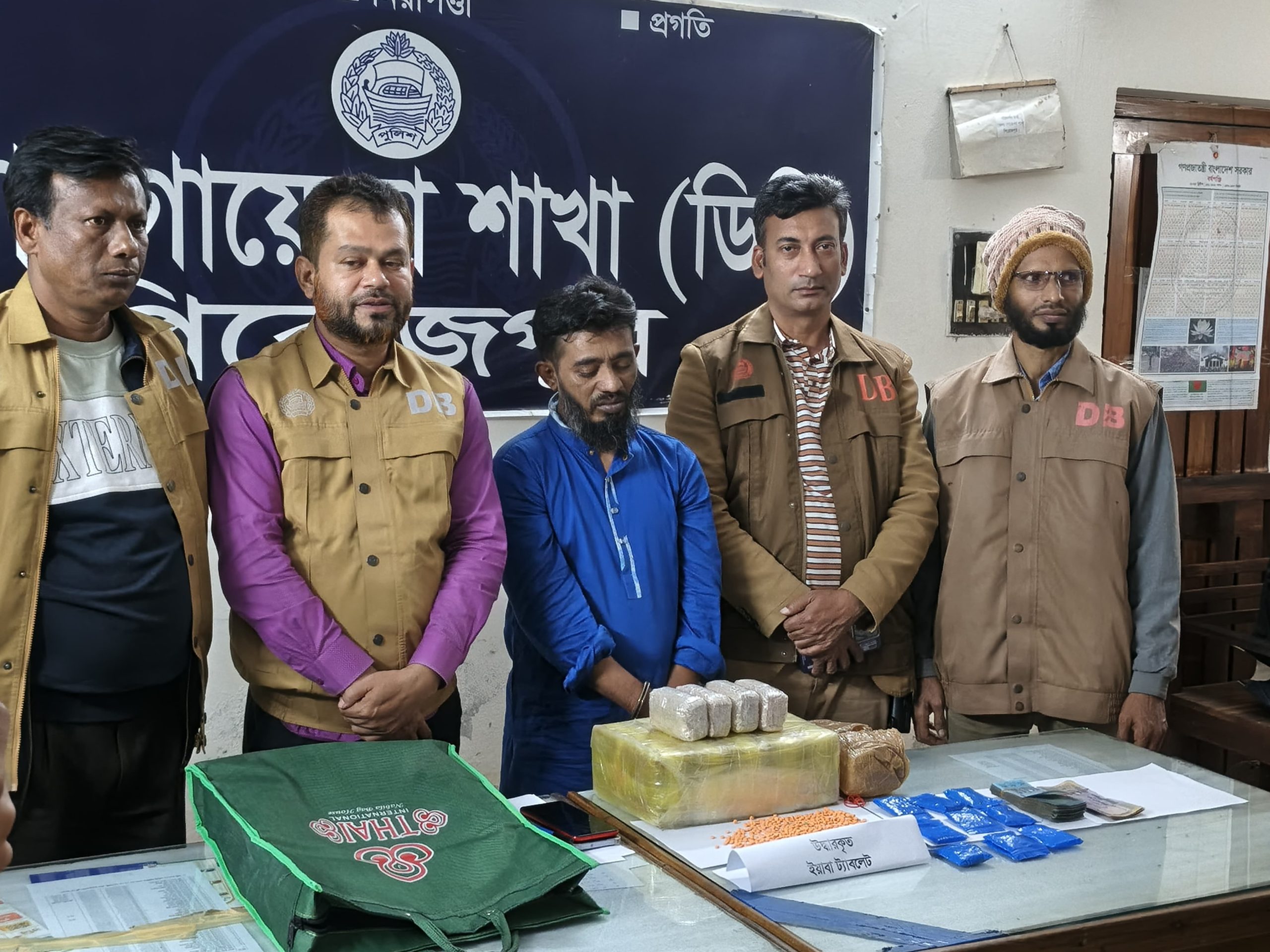 পিরোজপুরে কোটি টাকার মাদক উদ্ধার : মাদক ব্যবসায়ী গ্রেফতার