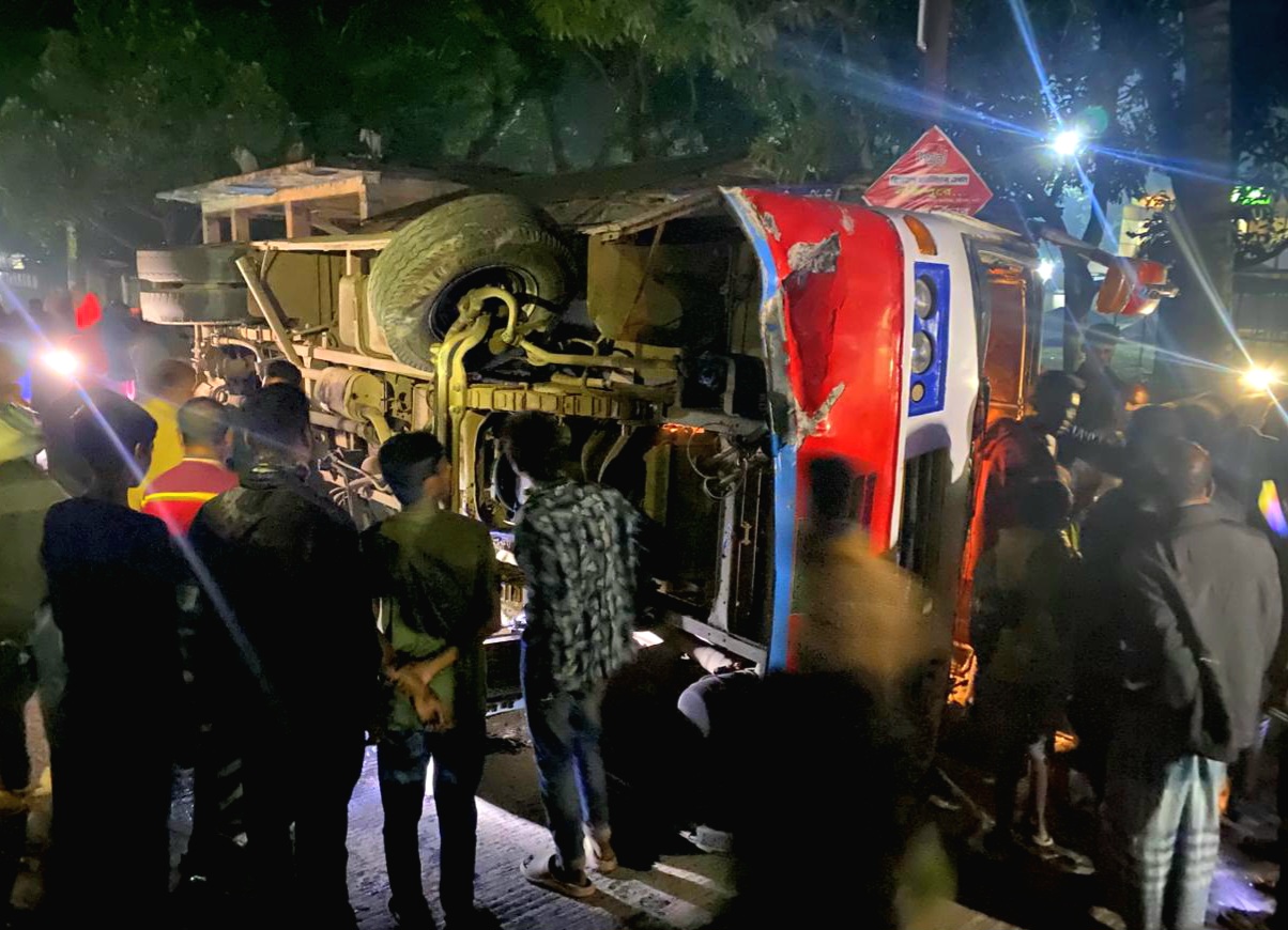 বদলগাছীতে বাস উল্টে আহত ১৫