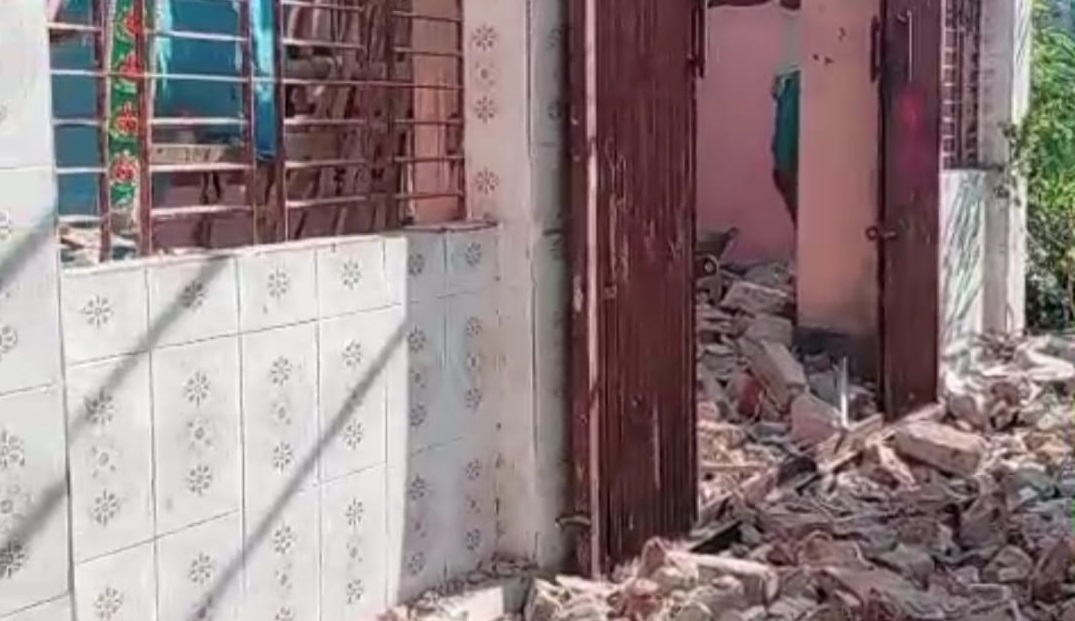 গৌরনদীতে রাতের আঁধারে প্রাচীন দুর্গা মন্দির ভাংচুর করে জমি দখল থানায় অভিযোগ দায়ের