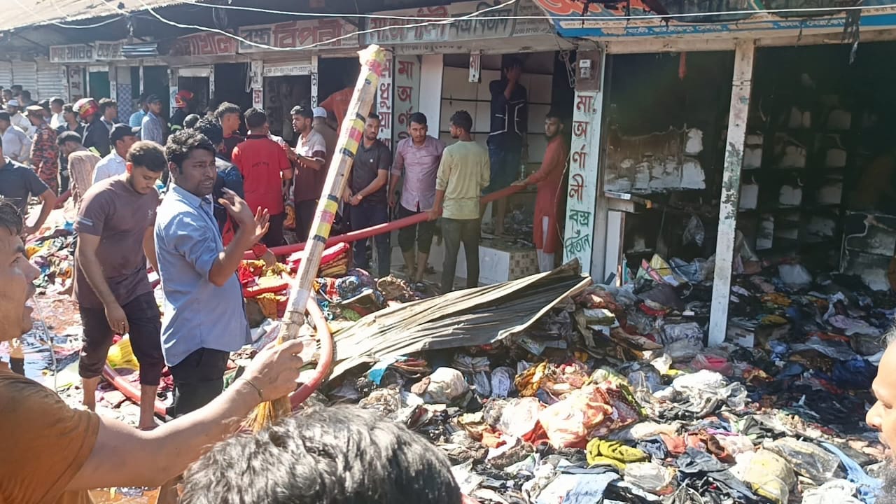 মদনে মহিউদ্দিন মার্কেটে কাপড়ের দোকানে অগ্নিকাণ্ডে ২৫টি দোকান পুড়েছে