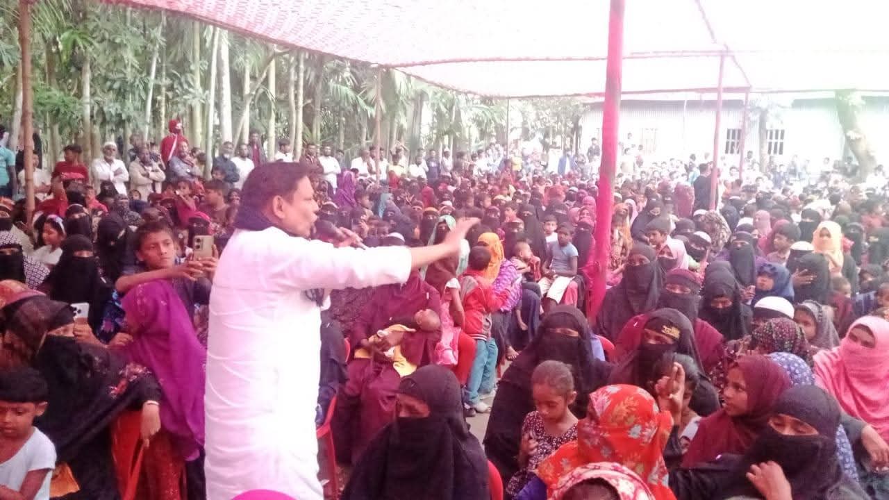 লক্ষ্মীপুর-৪ আসনে রামগতি-কমলনগরে নারীদের নিয়ে উঠান বৈঠকে ধানের শীষে ভোট চাইলেন সাবেক এমপি নিজান