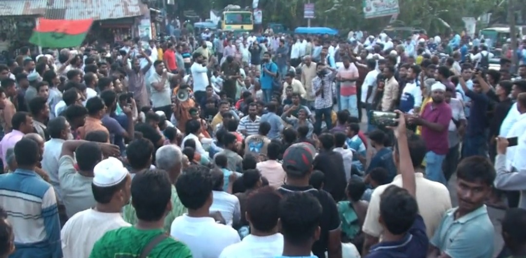 নাটোর-১ লালপুর বাগাতিপাড়া আসনের বিএনপি মনোনীত প্রার্থী পরিবর্তনের দাবিতে বিক্ষোভ মিছিল