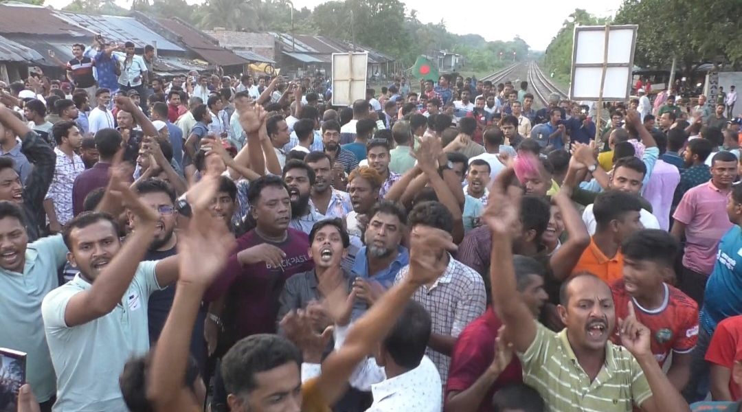 নাটোরে মনোনয়ন পরিবর্তনের দাবিতে লালপুরে রেললাইনে শুয়ে অবরোধ