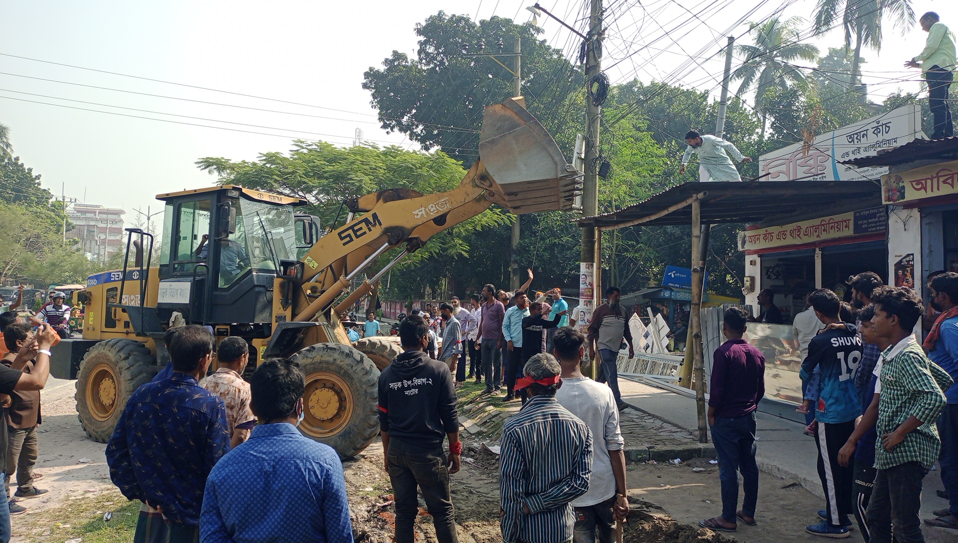 নাটোরে সড়ক বিভাগের উচ্ছেদ অভিযান: অবৈধ স্থাপনা গুঁড়িয়ে দিল বুলডোজার