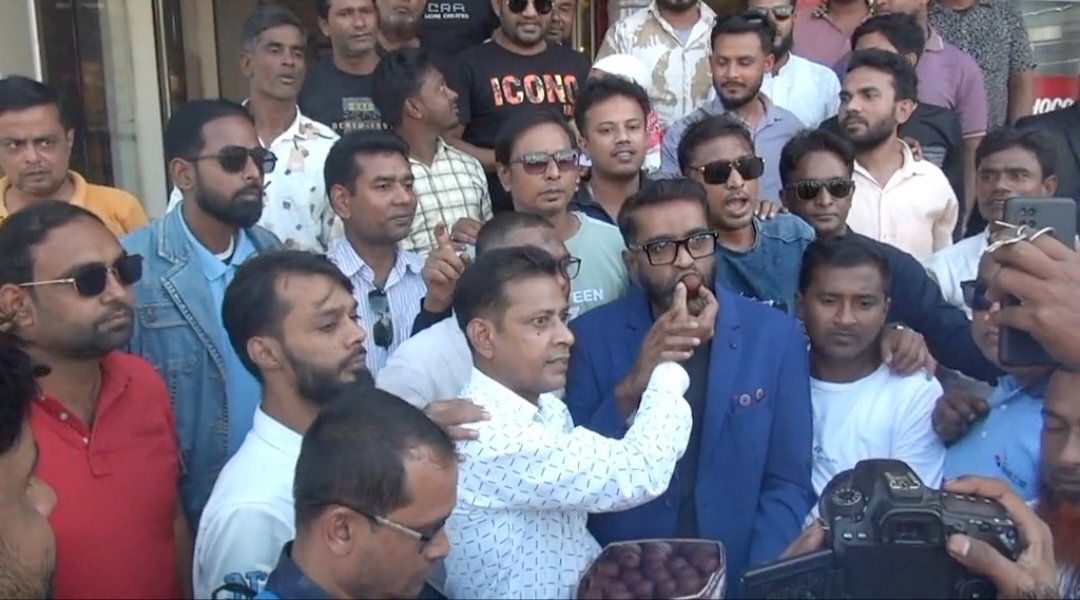 শেখ হাসিনার মৃত্যুদন্ডের রায় ঘোষণায় নাটোরে বিএনপির মিষ্টি বিতরণ