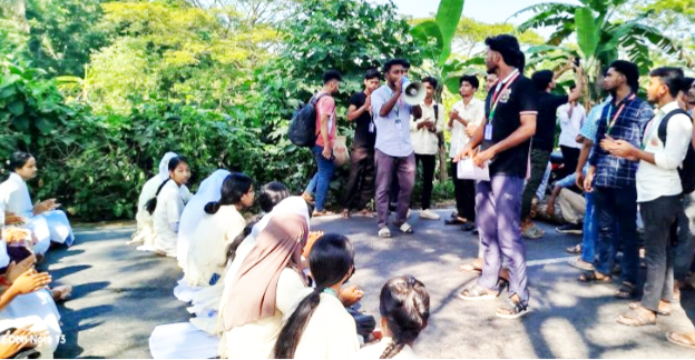 গৌরনদী পয়সারহাট সড়ক অবরোধ করে শিক্ষার্থীদের বিক্ষোভ