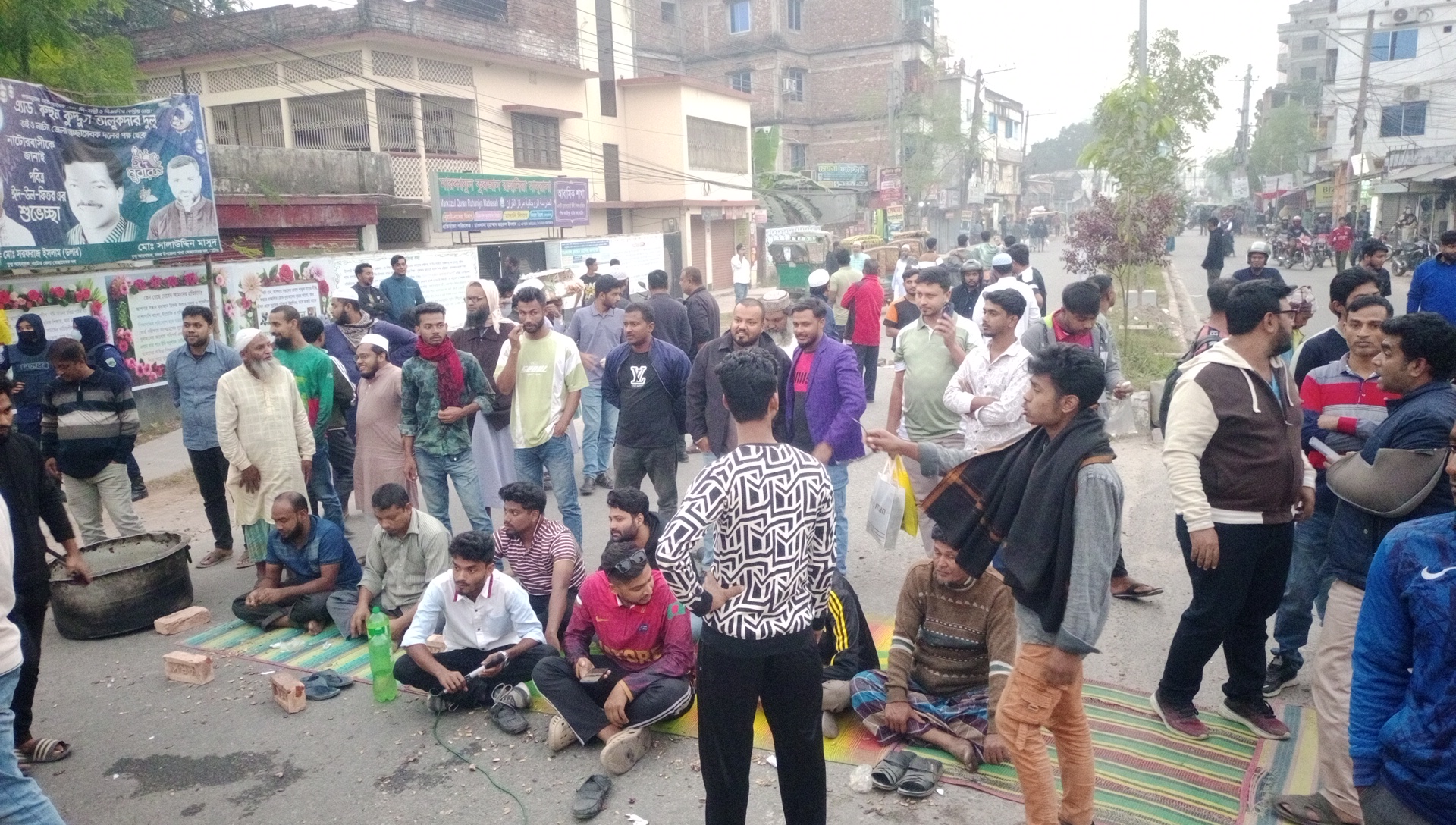 নাটোরে নেসকো অফিস ঘোরাও করেছে ছাত্র জনতা
