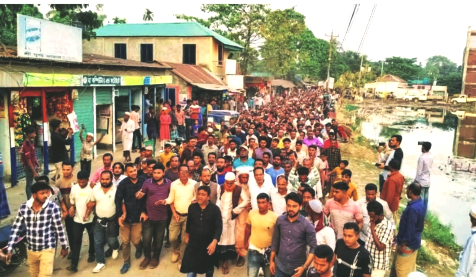মনোনয়ন পুনর্বিবেচনার দাবিতে কামরুলের সমর্থকের মিছিলে তাহিরপুর আকাশ ভারী হয়ে উঠেছে