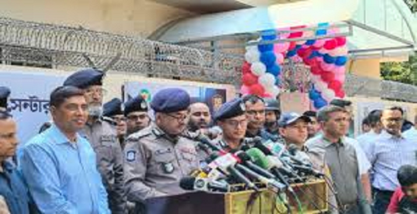 ককটেল মেরে পুলিশের মনোবল ভাঙলে আইন প্রয়োগ করা হবে : ডিএমপি কমিশনার