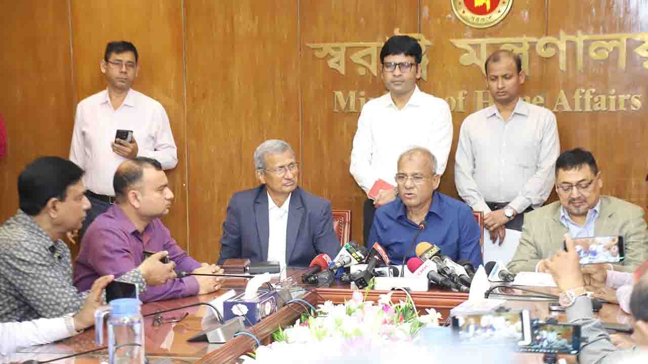নির্বাচনের আগে পরিস্থিতি খারাপ হওয়ার কোনো শঙ্কা নেই: স্বরাষ্ট্র উপদেষ্টা