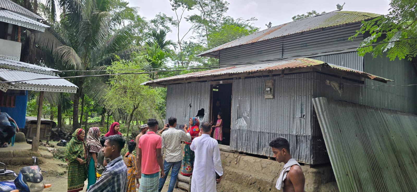 বাউফলে বসত বাড়ীতে কিশোর গ্যাংয়ের হামলা