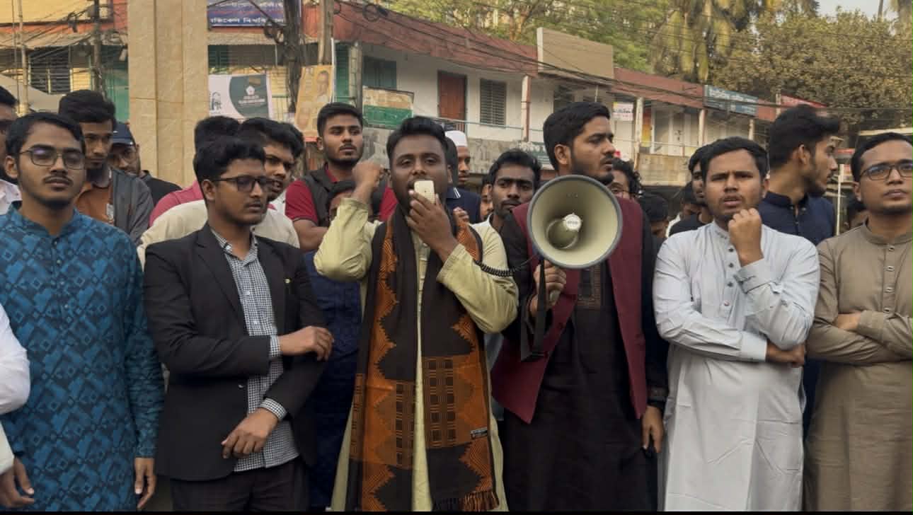 ওসমান হাদী গুলিবিদ্ধ হওয়ার ঘটনায় জবিতে বিক্ষোভ মিছিল