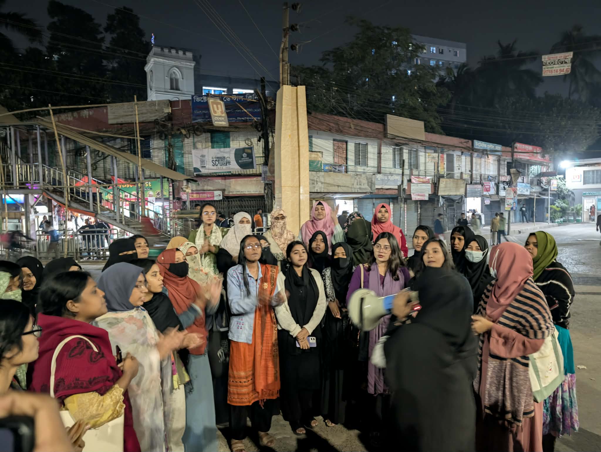 হাদির ওপর হামলার প্রতিবাদে জবি ছাত্রীদের বিক্ষোভ মিছিল
