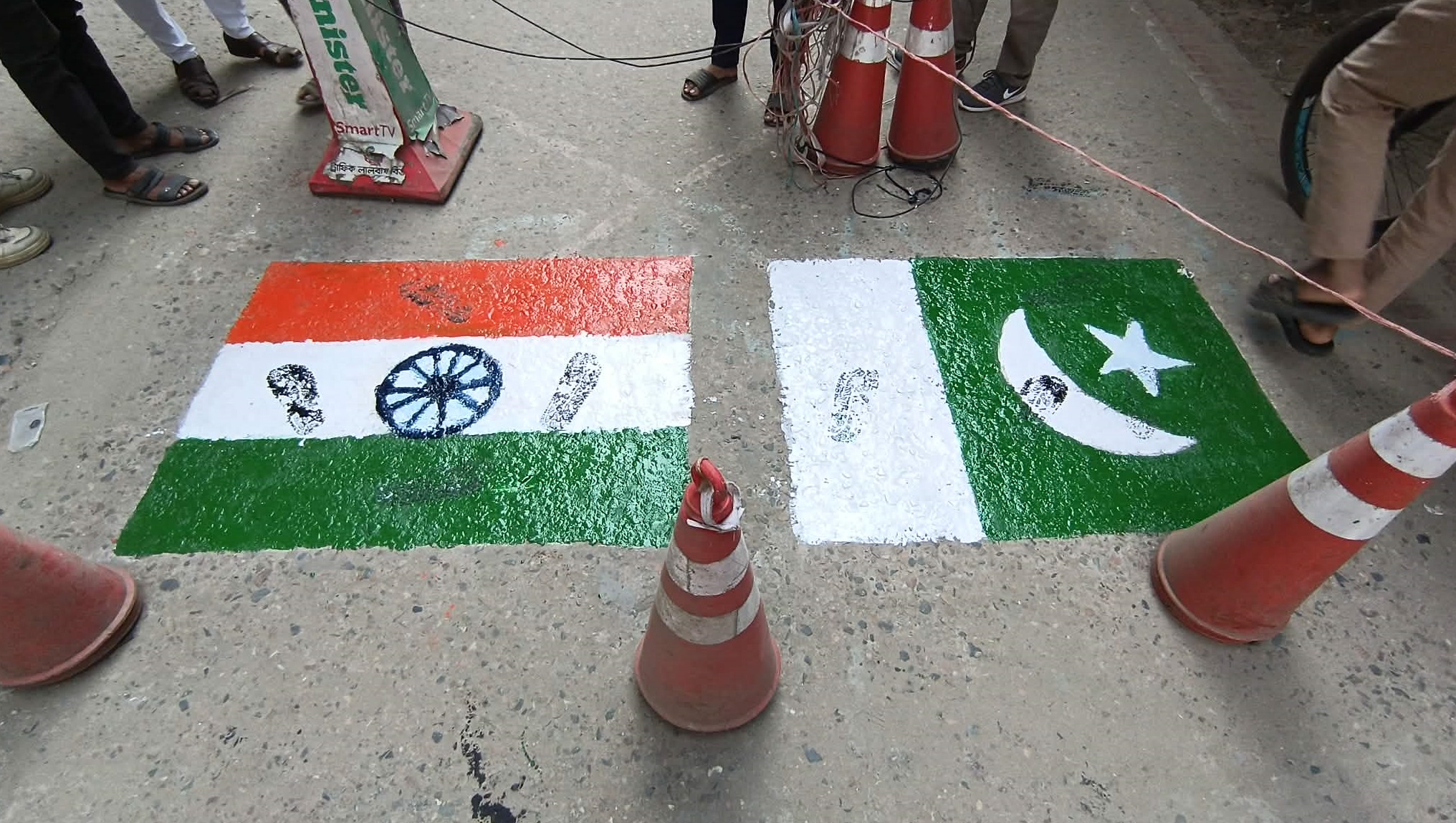 এবার পাকিস্তানের জাতীয় পতাকার পাশে আঁকা হলো ভারতের পতাকা