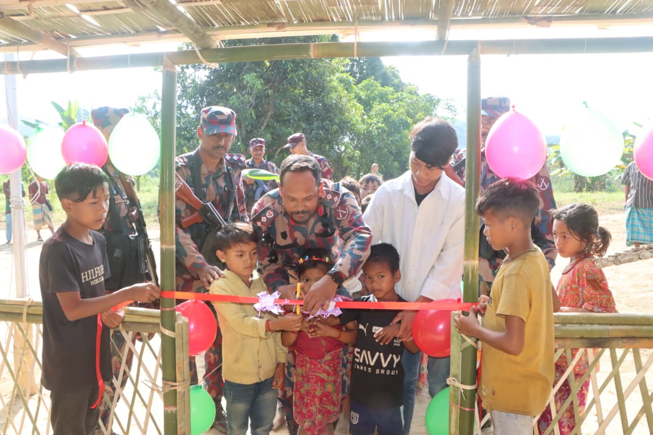 আলীকদম ৫৭ বিজিবির অর্থায়নে থানচির দুর্গম বুলুপাড়ায় প্রাথমিক বিদ্যালয় উদ্বোধন