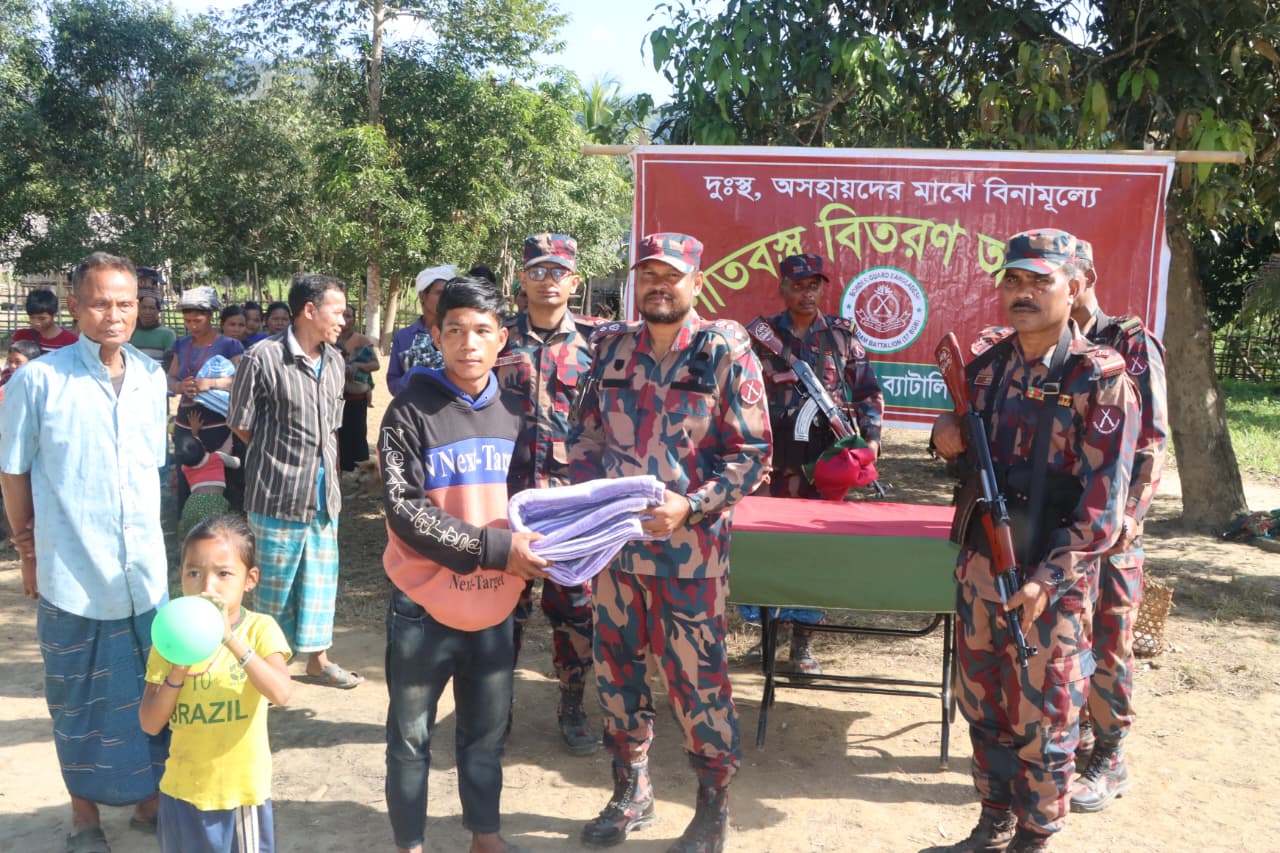 আলীকদমে ৫৭ বিজিবির উদ্যোগে সীমান্তে বসবাসরত নৃ-গোষ্ঠীর পরিবারের মাঝে শীতবস্ত্র ও অনুদান প্রদান