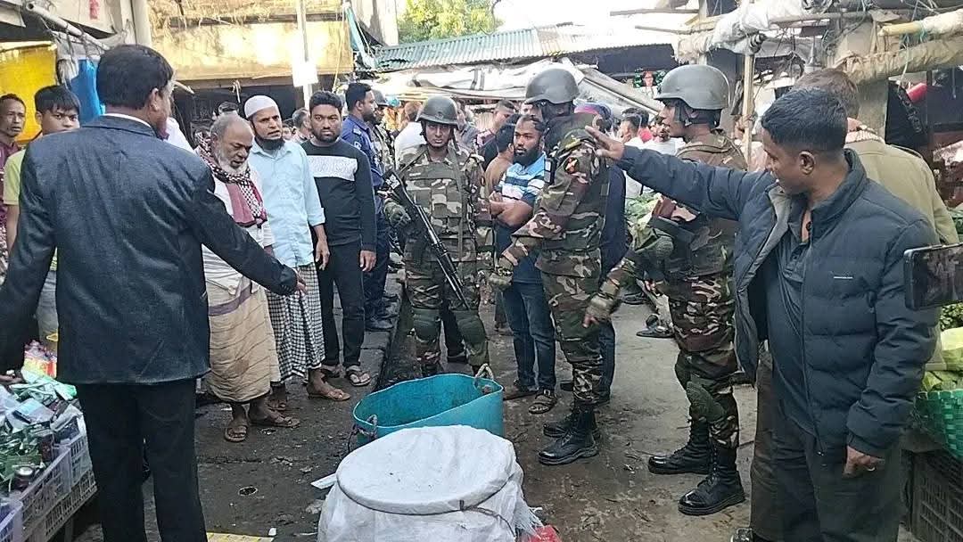 ফুটপাত দখল, অবৈধ স্থাপনা নির্মাণ, শৃঙ্খলা ফিরিয়ে আনতে আলীকদম সেনাজোন ও প্রশাসনের অভিযান