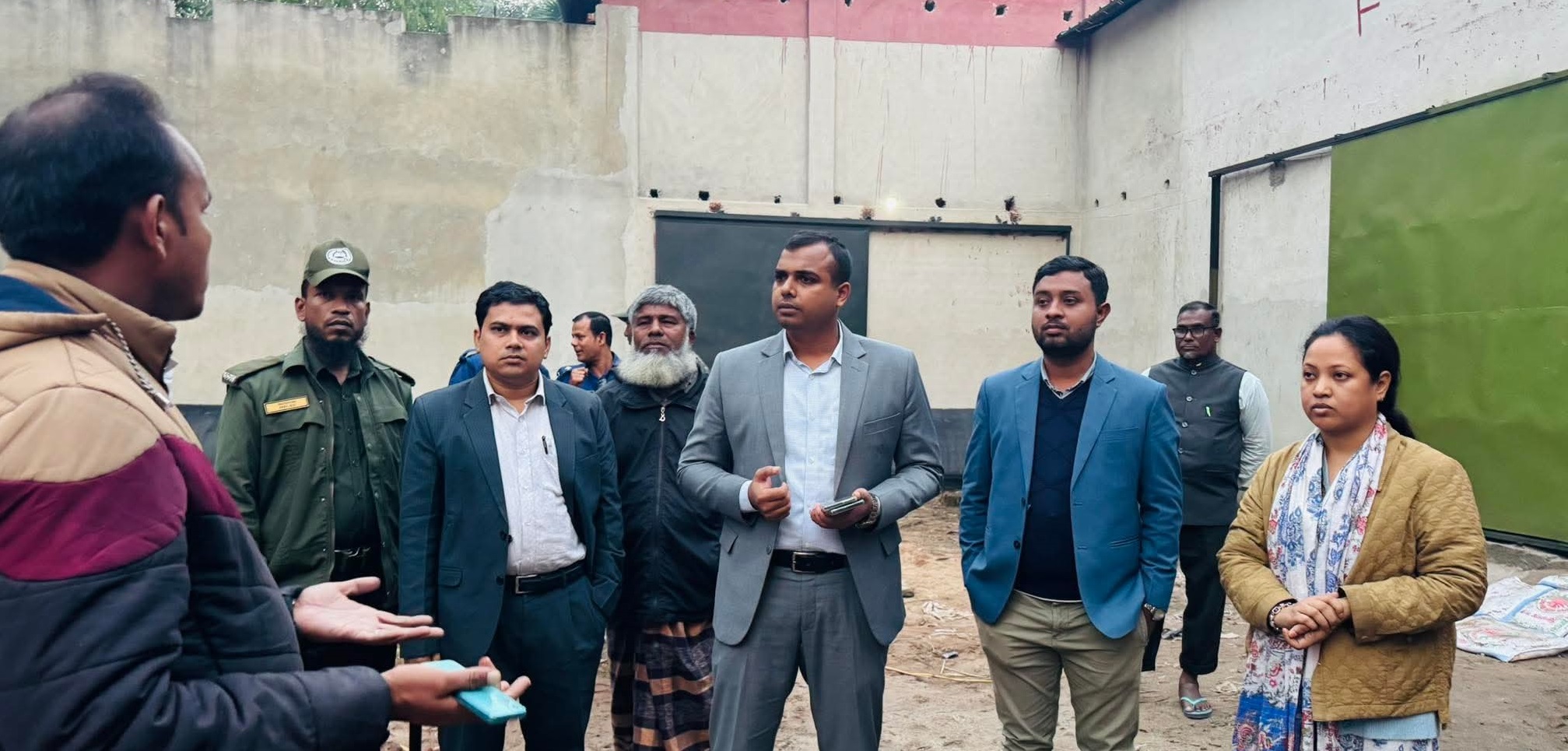 তারাগঞ্জে নিয়মবহির্ভূতভাবে সার মজুদ করায় ব্যবসায়ীকে জরিমানা