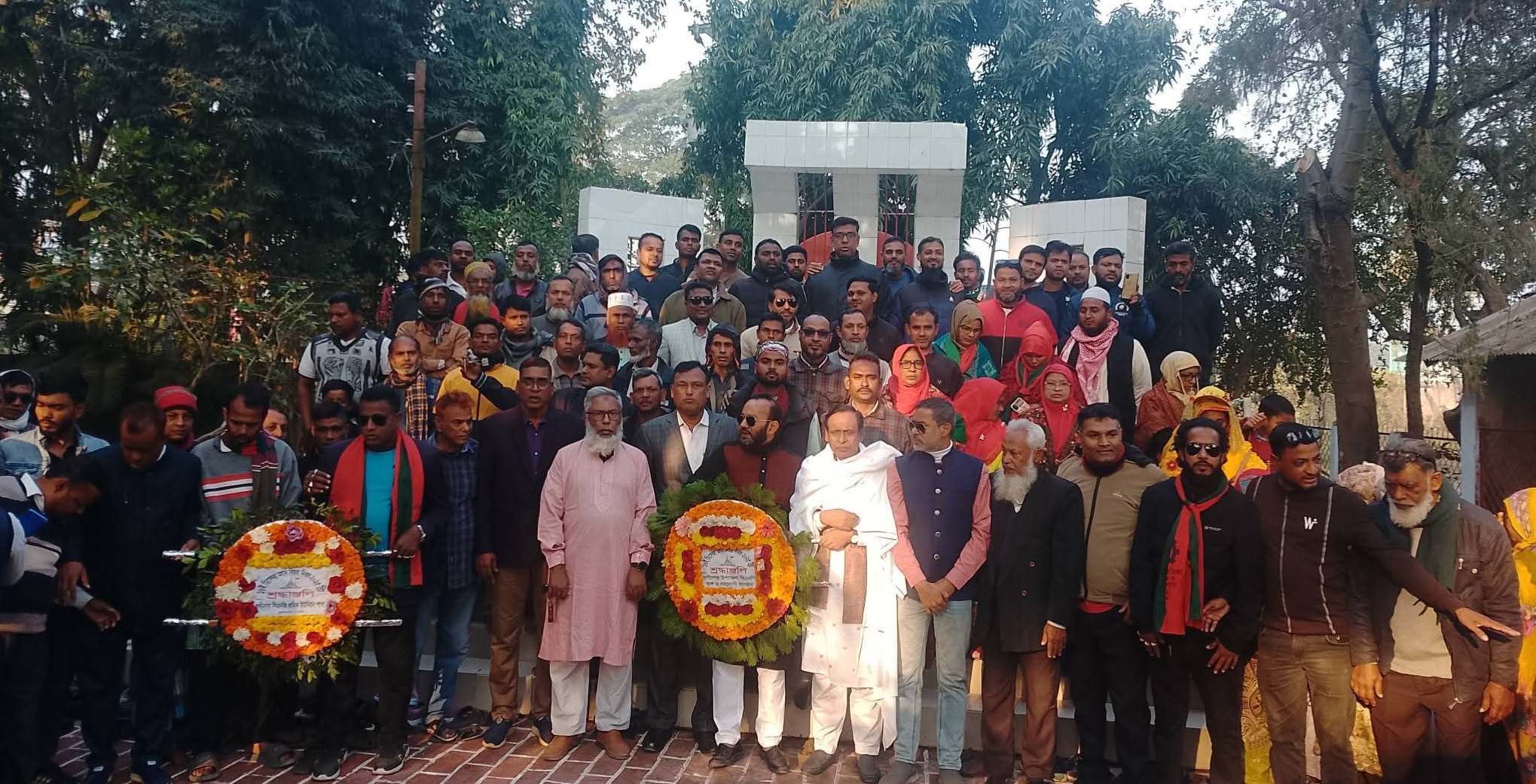 নওগাঁর রাণীনগরে বিজয় দিবস উপলক্ষে কেন্দ্রীয় শহীদ মিনারে বিএনপির পুষ্পস্তবক অর্পণ