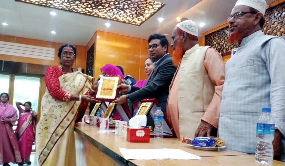 কলমাকান্দার শ্রেষ্ঠ নারী স্বীকৃতি পেলেন গৌরি মন্ডল