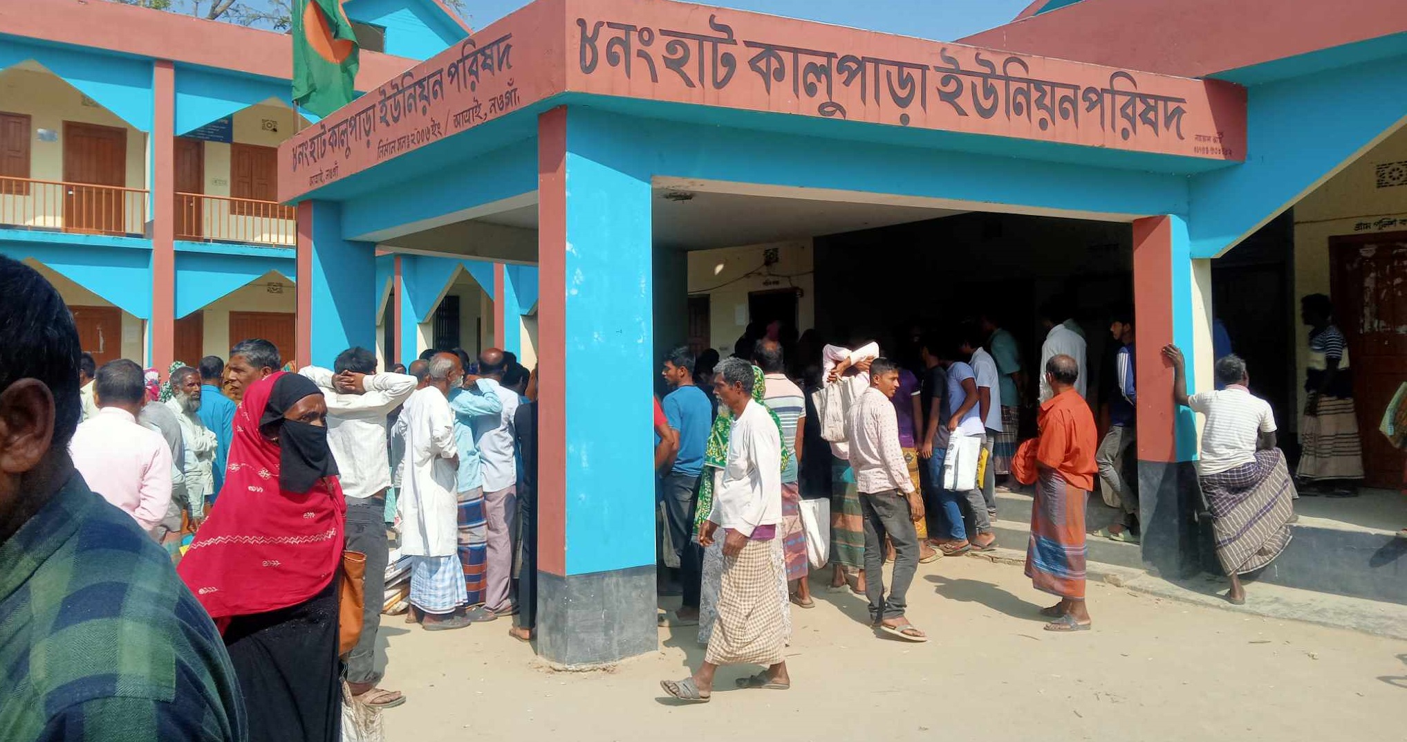 নওগাঁর আত্রাইয়ে স্মার্ট ফ্যামিলি কার্ডে টিসিবির পণ্য বিক্রয়