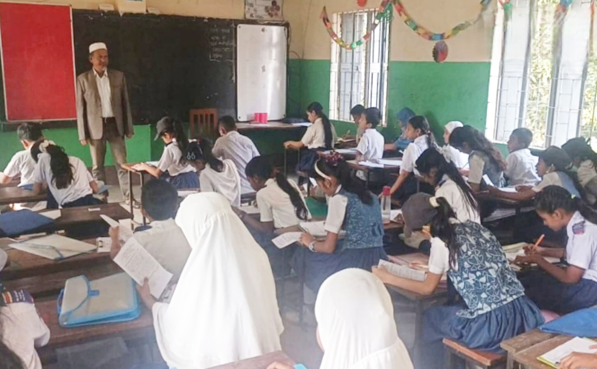 চার শ্রেণির পরীক্ষা একাই নিলেন প্রধান শিক্ষক, সহকারী শিক্ষকদের কর্মবিরতিতে স্থবির স্কুল