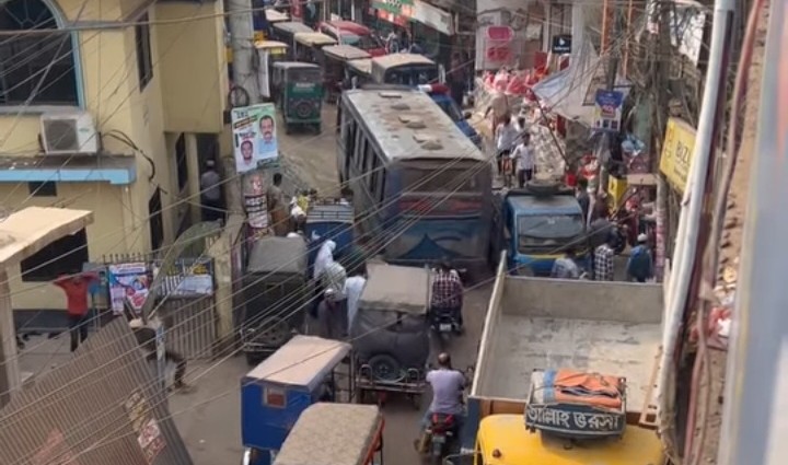 রায়পুর বাজারে হাইড্রোলিক হর্নের তাণ্ডব যানজটের সঙ্গে শব্দদূষণে অতিষ্ঠ জনজীবন