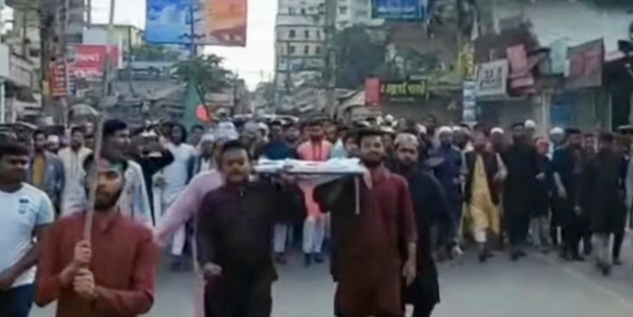লক্ষ্মীপুরে জুমার নামাজের পর কফিন মিছিল: ওসমান হাদীর হত্যাকারীদের দ্রুত বিচার দাবিতে উত্তাল