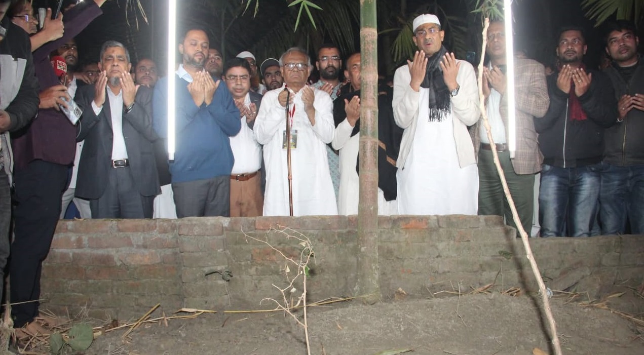 অগ্নিদগ্ধ পরিবারের পাশে বিএনপি, আয়েশার কবর জিয়ারতে রুহুল কবির রিজভী