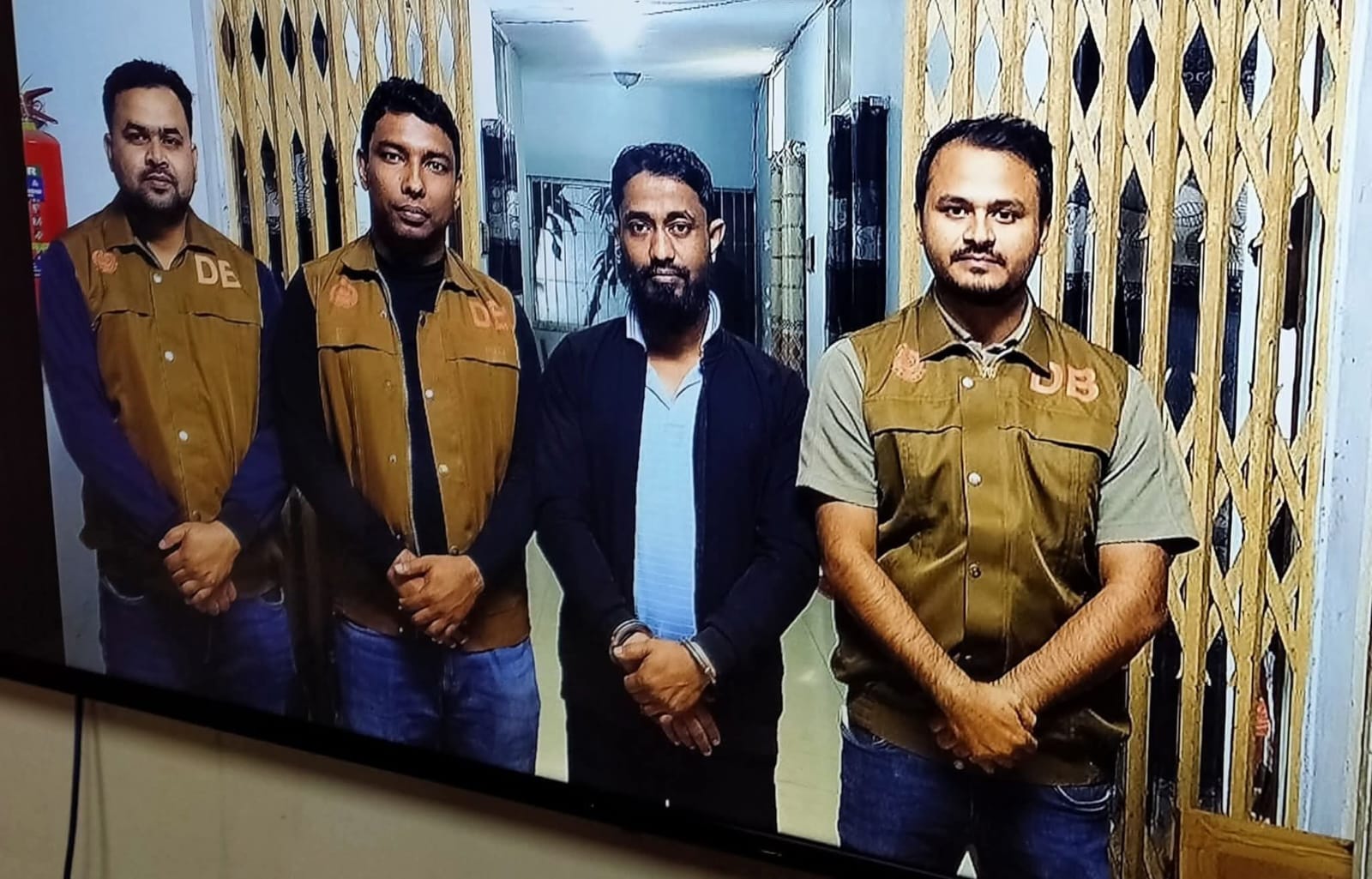 লক্ষ্মীপুর জেলা নির্বাচন অফিসে পরিকল্পিত নাশকতা: টাকা নিয়ে আগুন, ডিবির জালে মূল হোতা গ্রেপ্তার