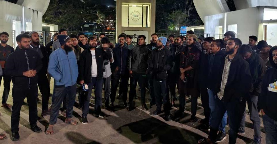 কুবিতে ওসমান হাদির মৃত্যু সংবাদে বিক্ষোভ; চার শিক্ষককে অবাঞ্ছিত ঘোষণা