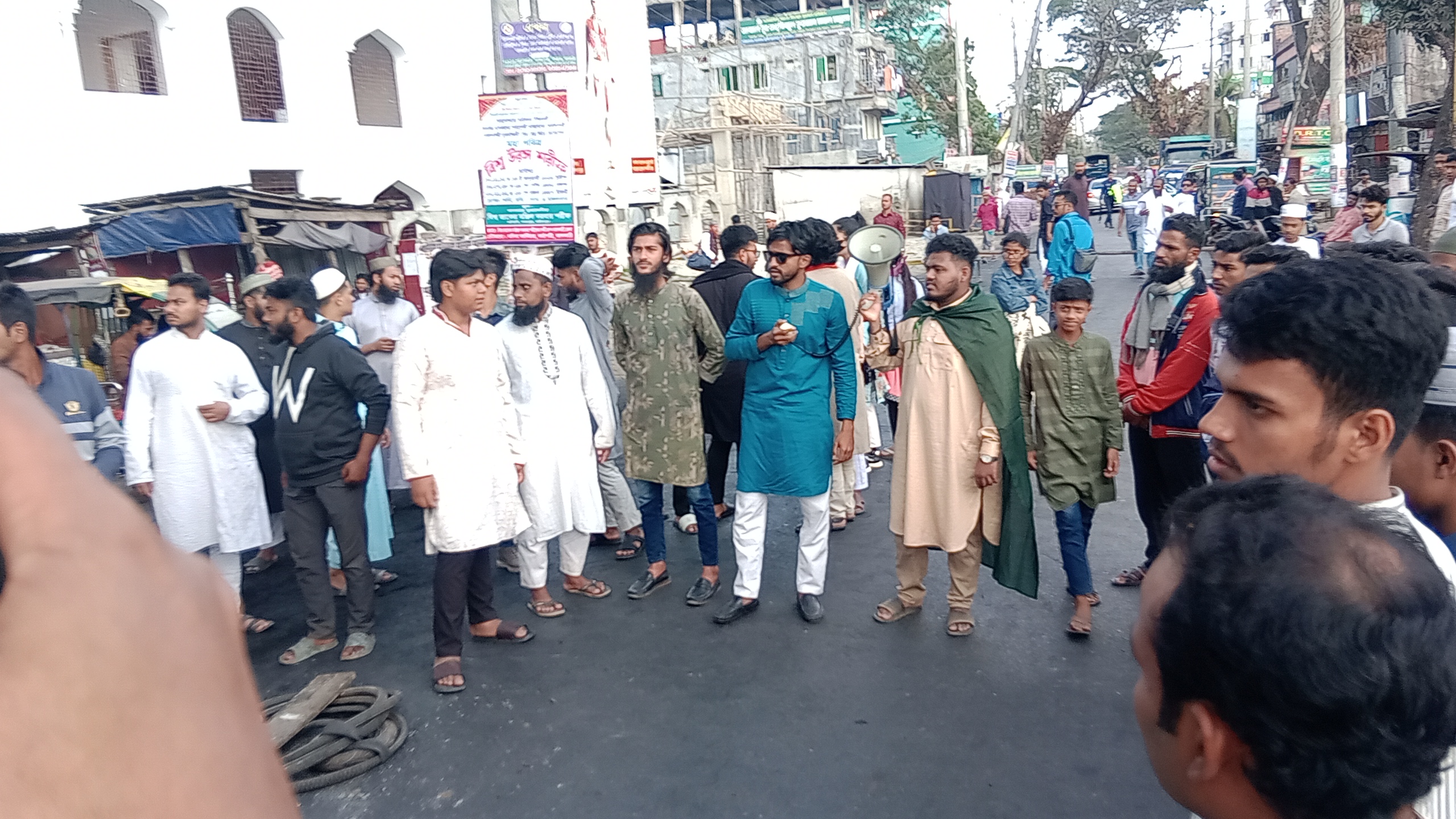 ঝালকাঠিতে ওসমান হাদীর হত্যাকারীদের গ্রেপ্তার ও বিচারের দাবিতে মহাসড়ক অবরোধ