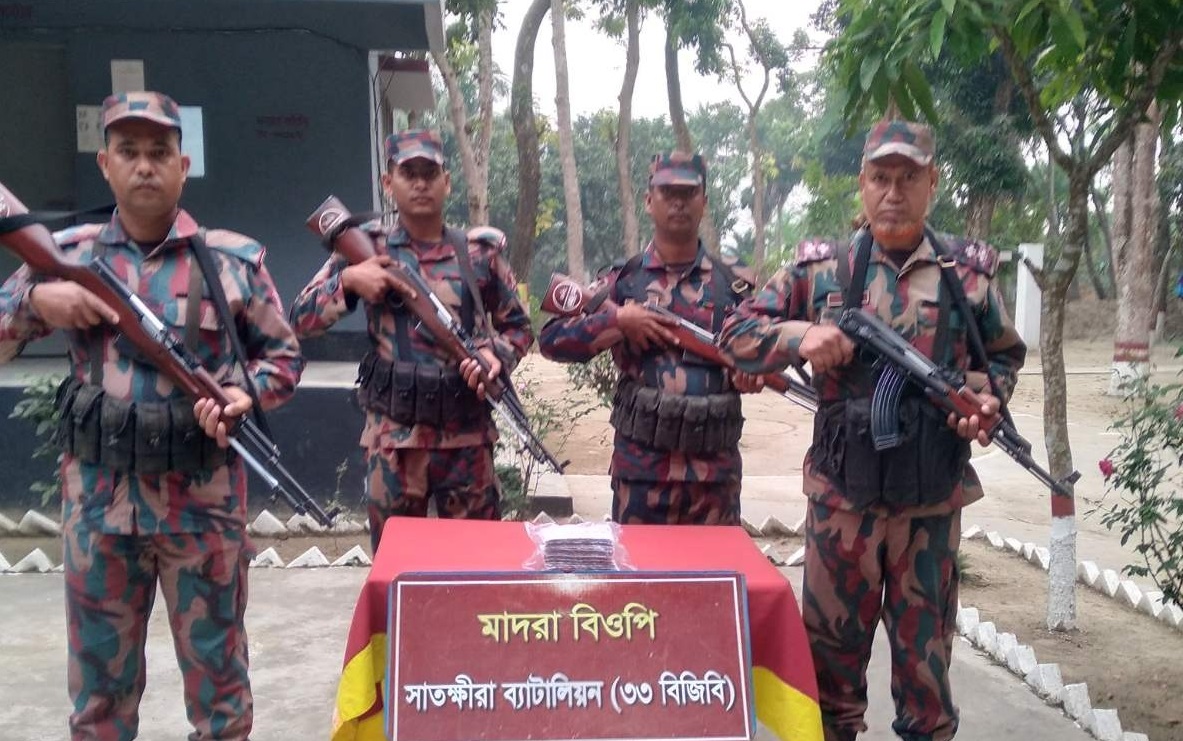 সাতক্ষীরা ও কলারোয়া সীমান্তে চোরাচালানী মালামাল জব্দ করেছে বিজিবি
