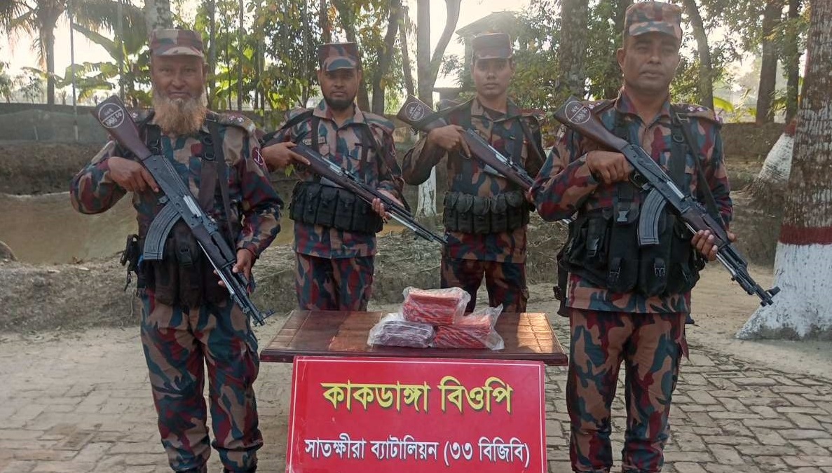 সাতক্ষীরা ও কলারোয়া সীমান্তে বিশেষ অভিযান পরিচালনায় চোরাচালানী মালামাল জব্দ করেছে বিজিবি