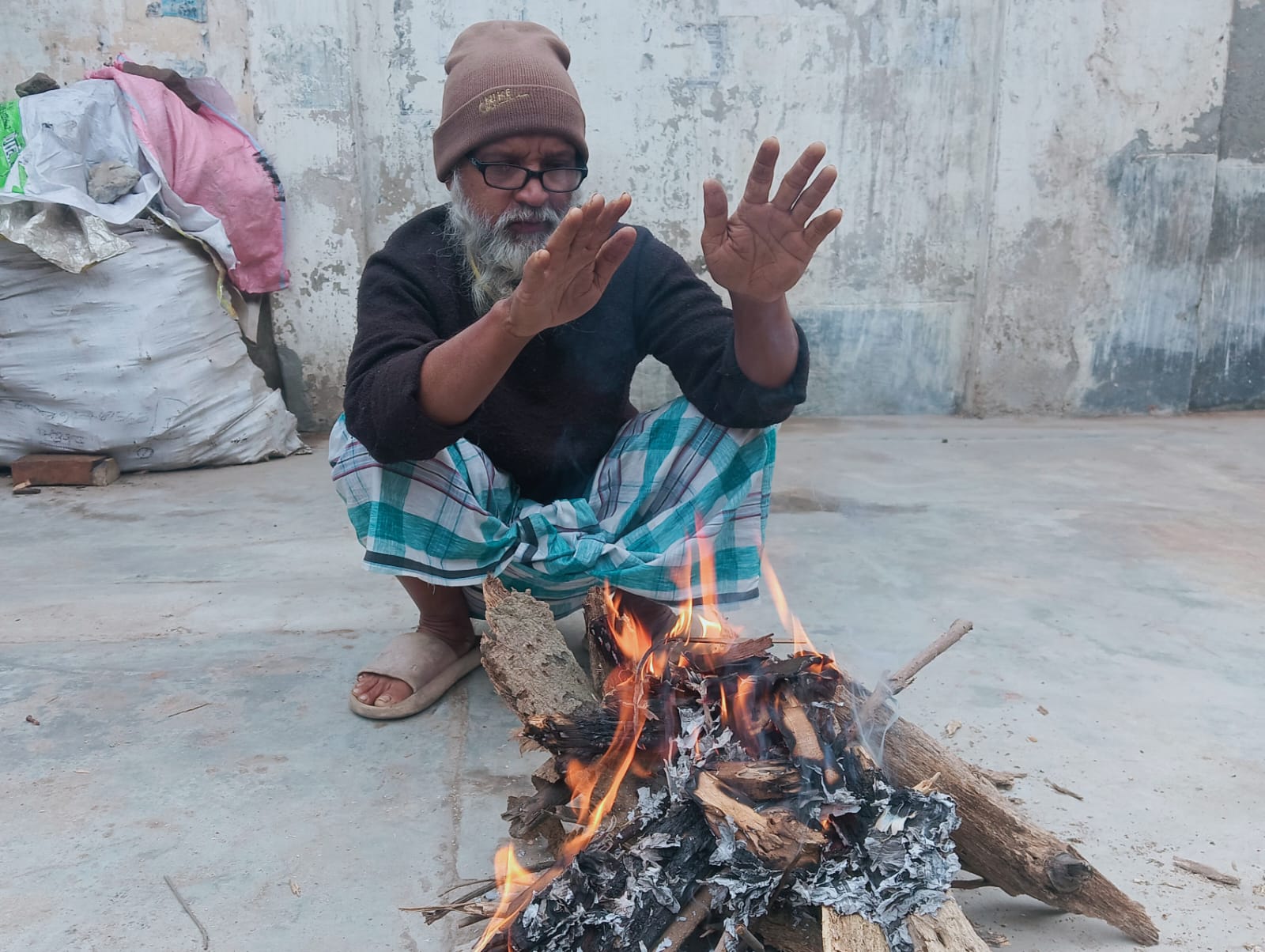 আত্রাইয়ে কনকনে শীতে বিপর্যস্ত শ্রমজীবী মানুষ